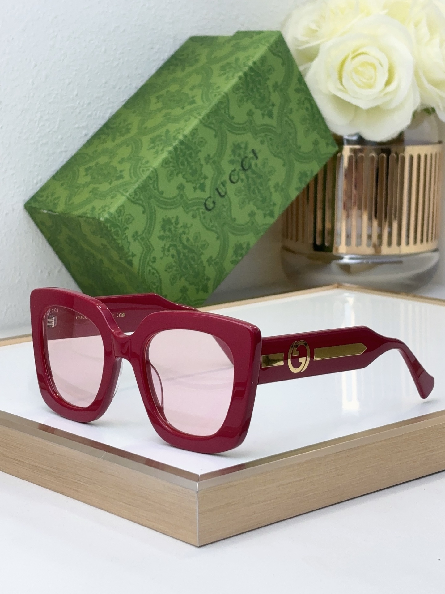 Gucci Square - Cat Eye Sunglasses in Red Acetate with Gold - Tone GG Accents