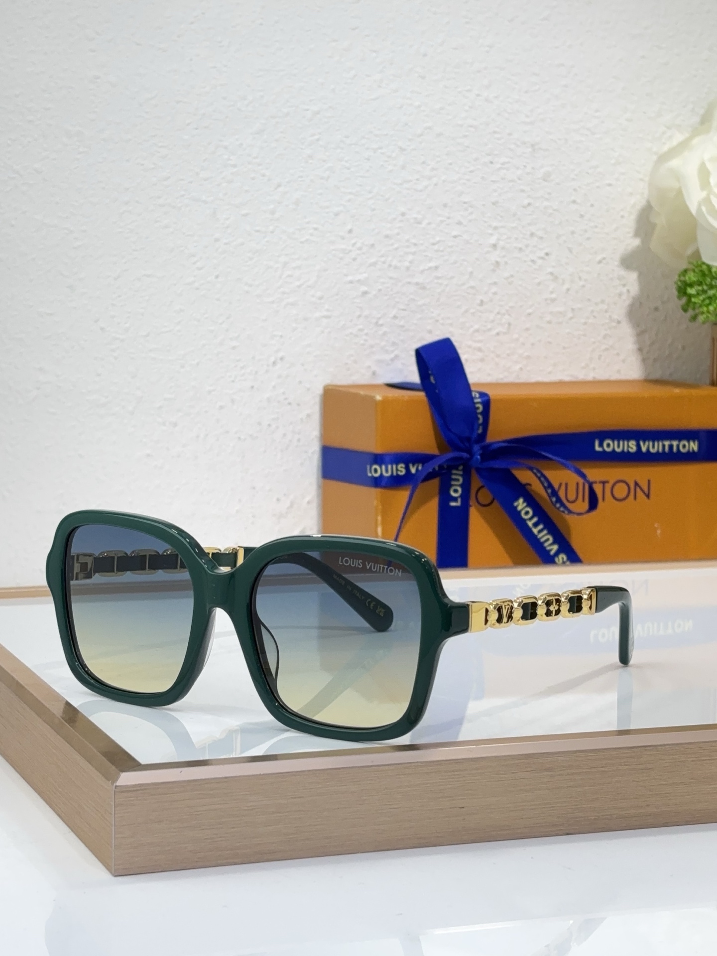 Louis Vuitton Square Acetate Sunglasses with Monogram - Printed Gradient Lenses, Gold Chain - Link Temples & Black Frame - Z1809E
