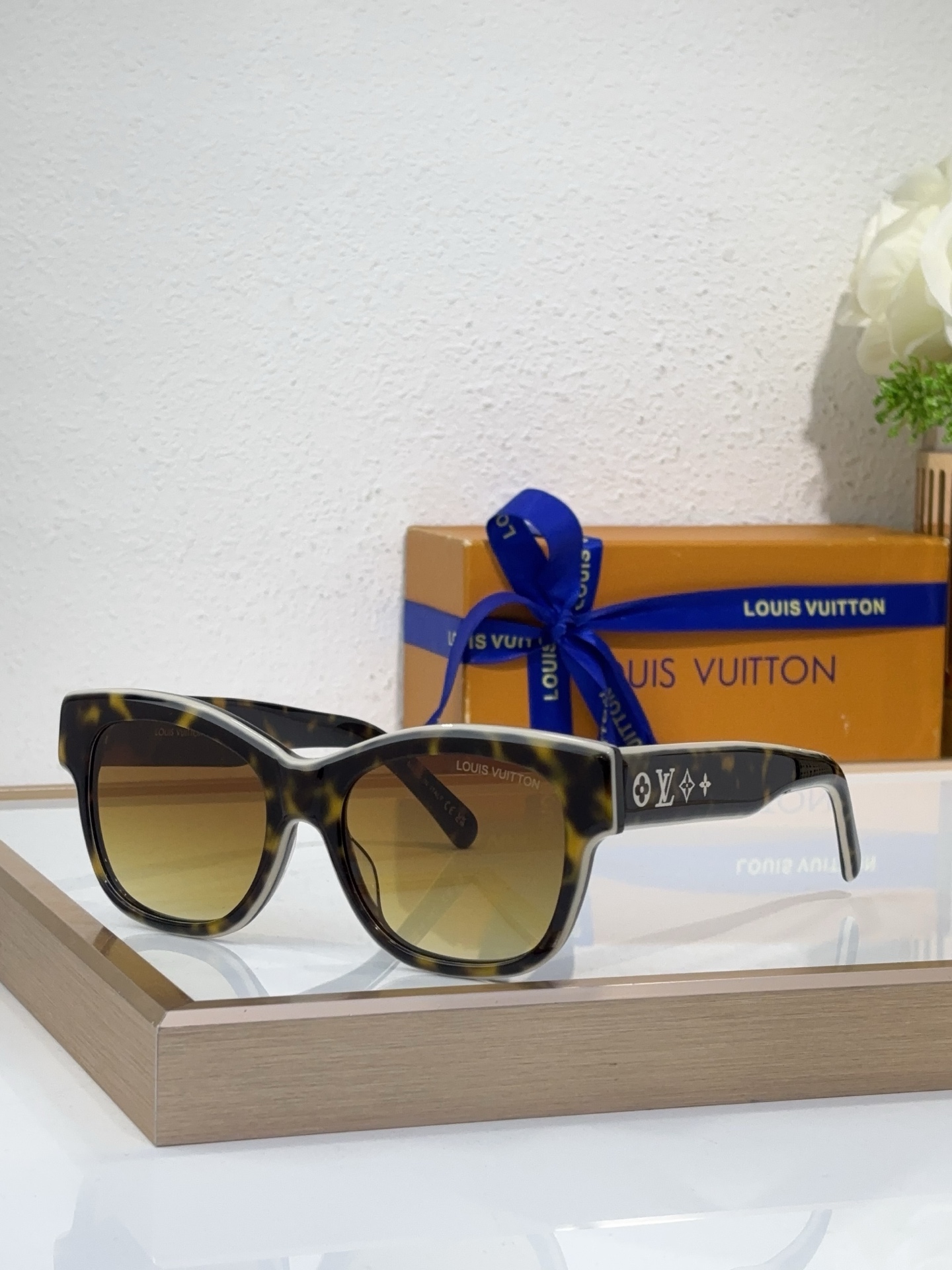 Louis Vuitton Square Acetate Sunglasses with Black Frame, Monogram - Inspired Temple Detailing & Brown Lenses - Z1807E