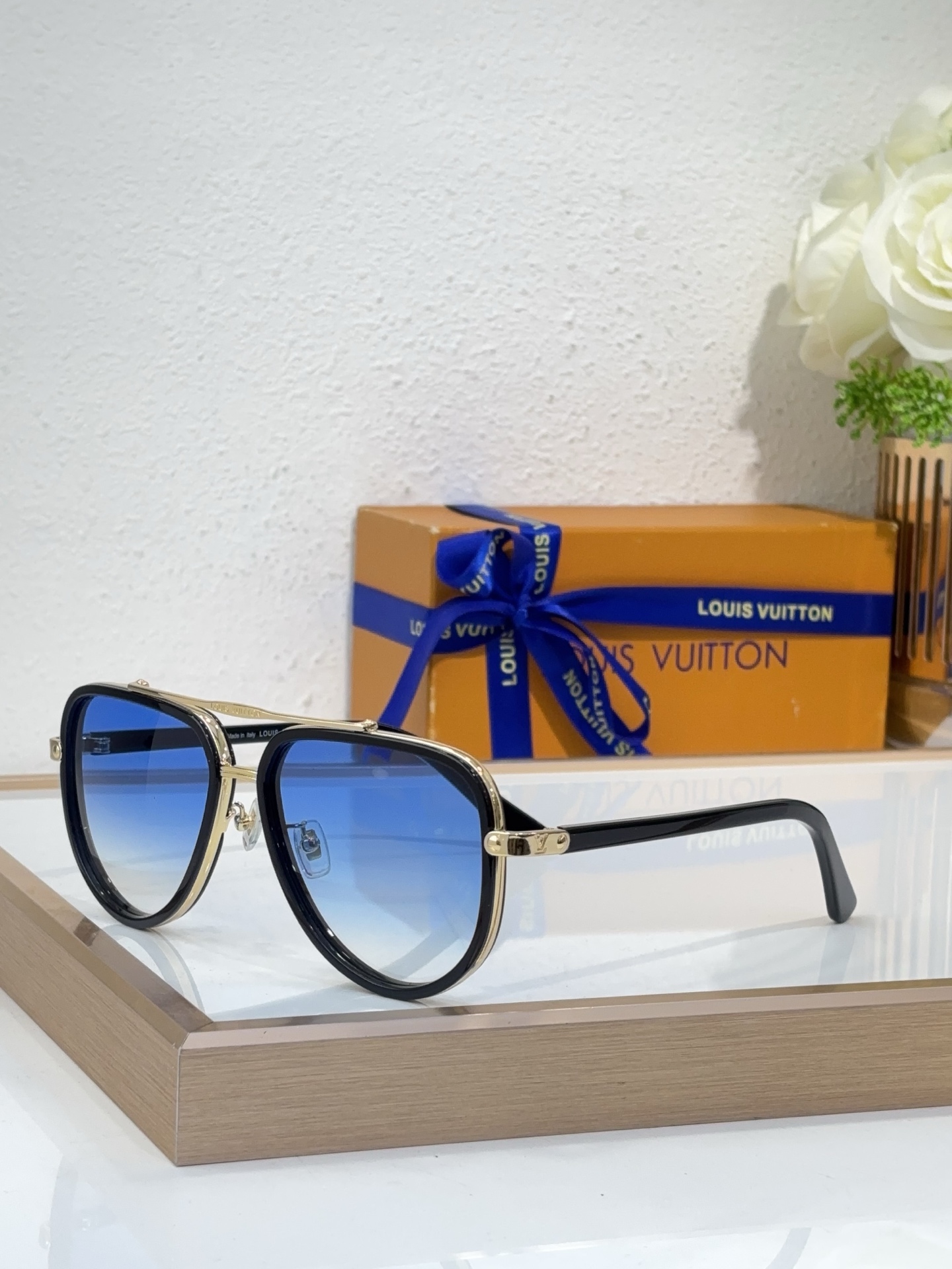 Louis Vuitton Aviator Sunglasses with Black Acetate, Gold Metal Frame & Blue Lenses - Z1789E