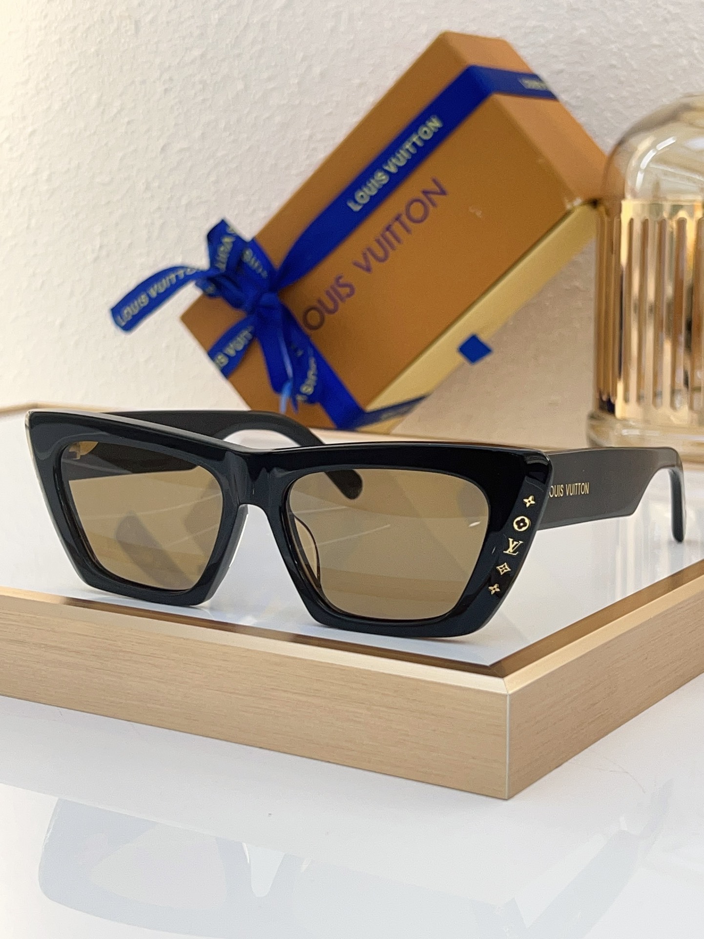 Louis Vuitton Square Metal Sunglasses with Silver Frame & Subtle Brand Detailing - Z1776E