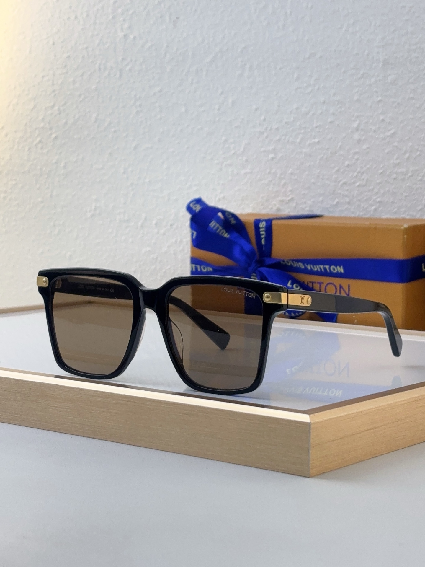 Louis Vuitton Square Acetate Sunglasses with Gold Metal Accents & Gradient Lenses - Z1770E