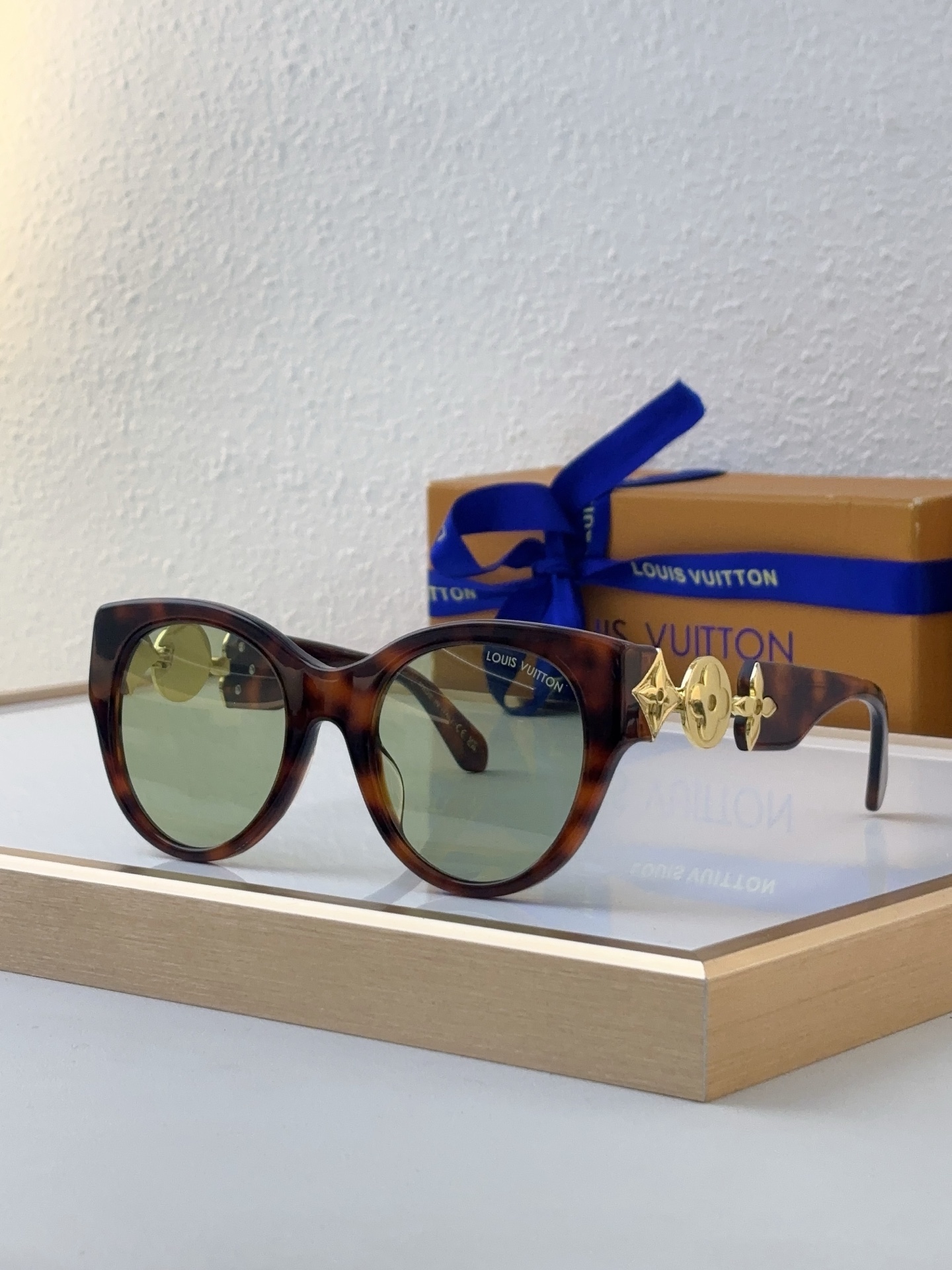 Louis Vuitton Square Tortoiseshell Acetate Sunglasses with Gold Monogram - Inspired Hardware - Z1762E