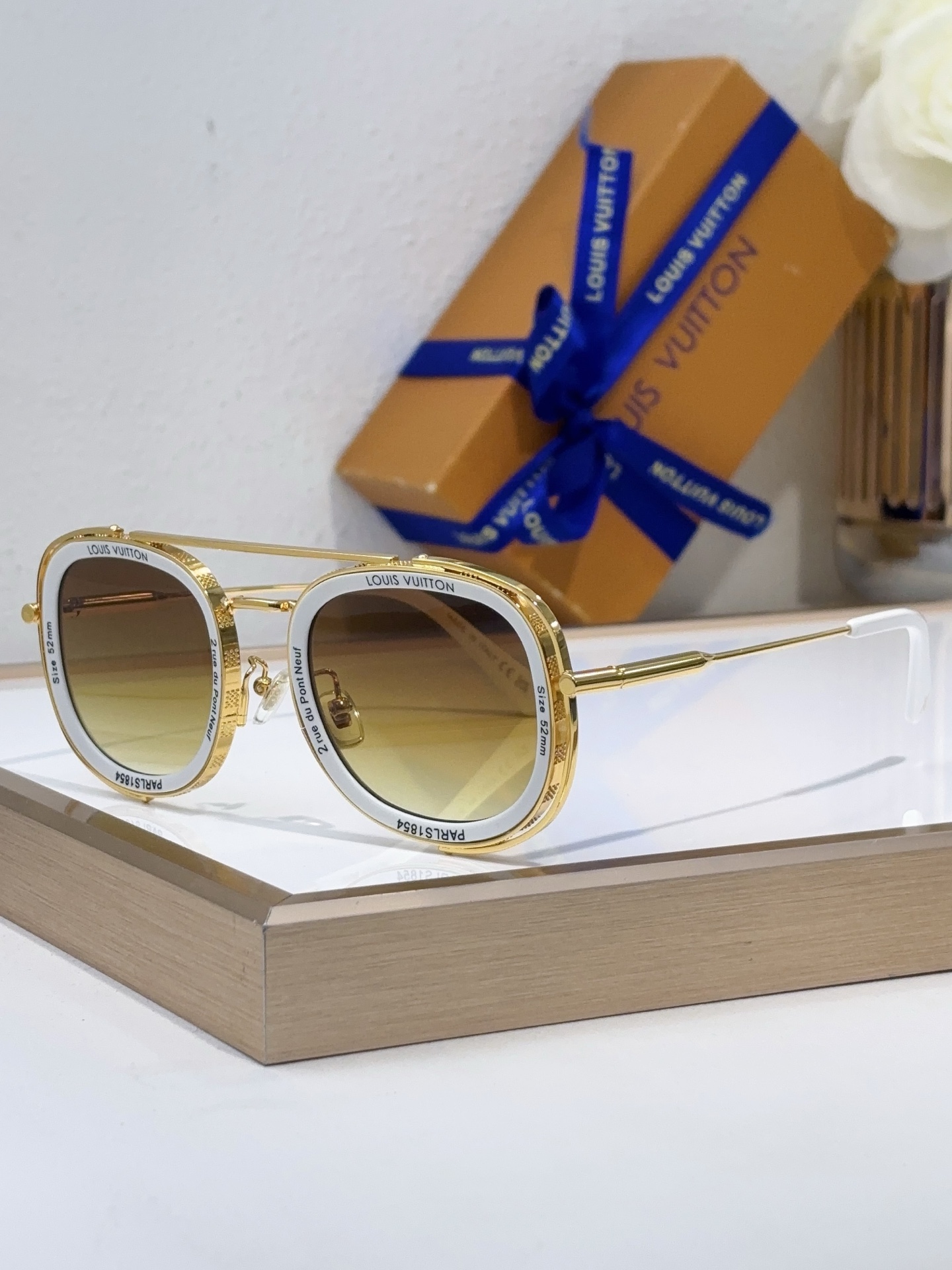Louis Vuitton Aviator - Inspired Round Sunglasses with Gradient Blue - Green Rim & Silver Metal Frame - Z1756E