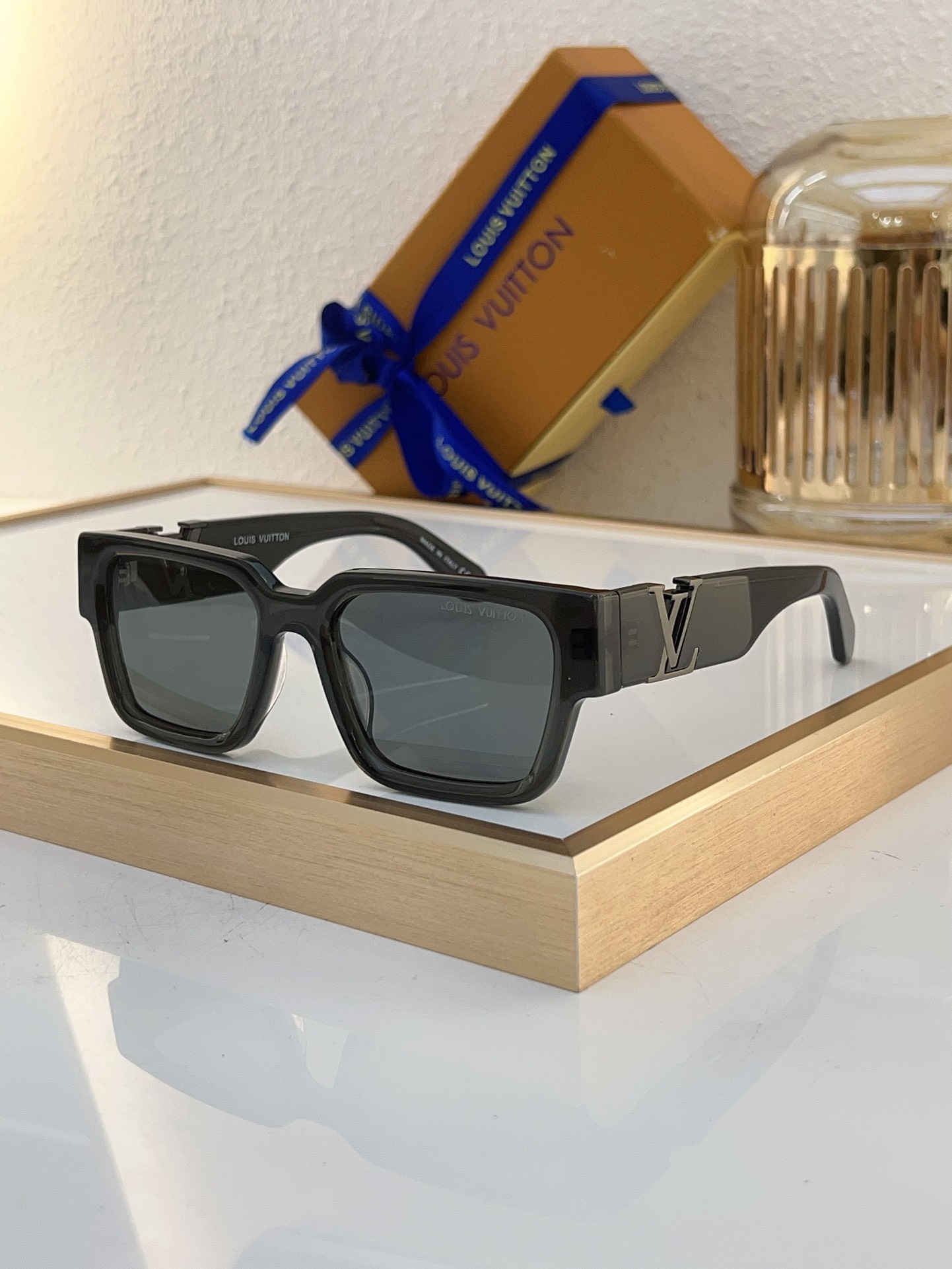 Louis Vuitton Square Gradient Acetate Sunglasses with Gold LV Accents - Z1744E