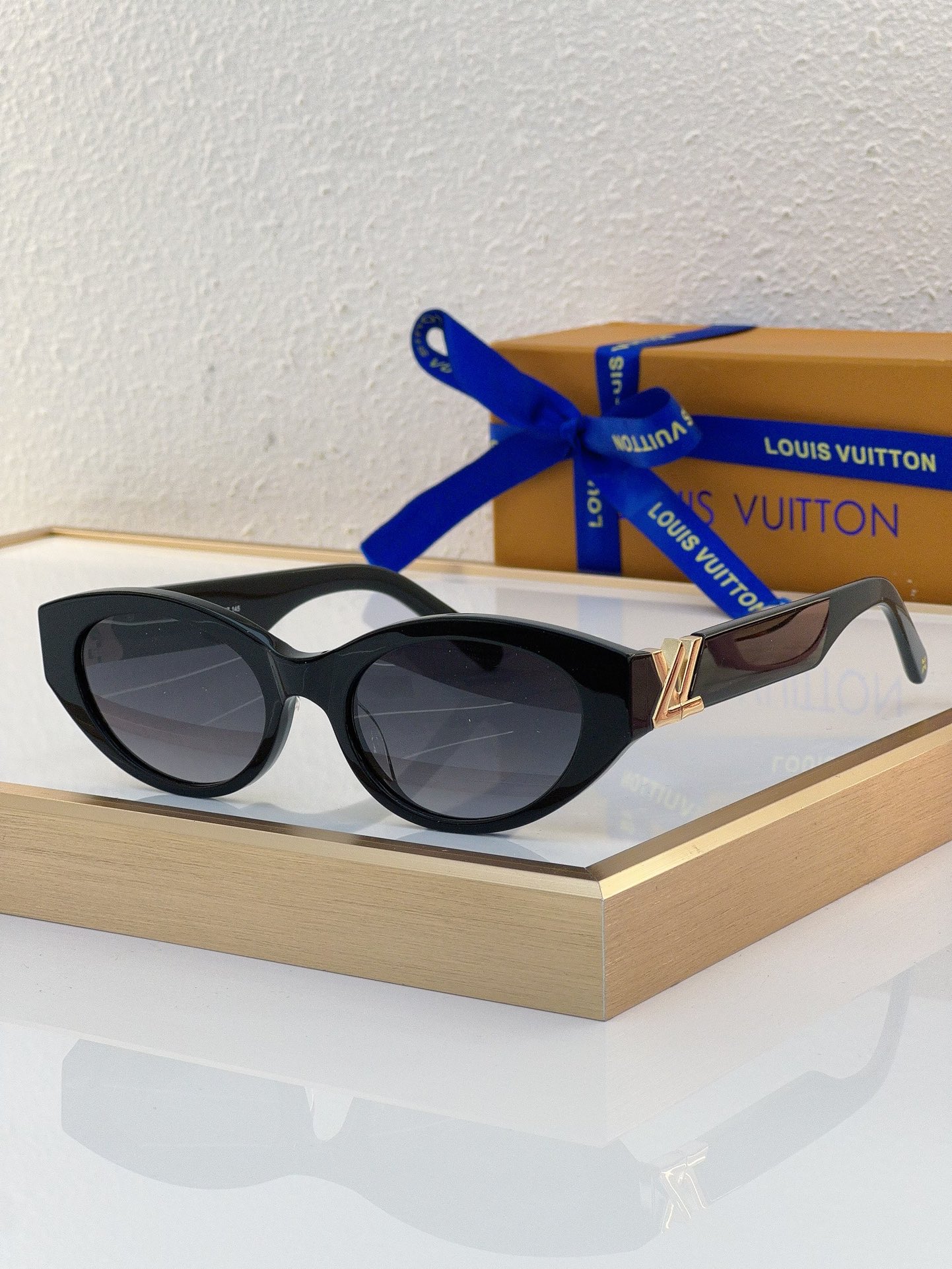 Louis Vuitton Cat - Eye Tortoiseshell Sunglasses with Gold LV Accent - Z1736E