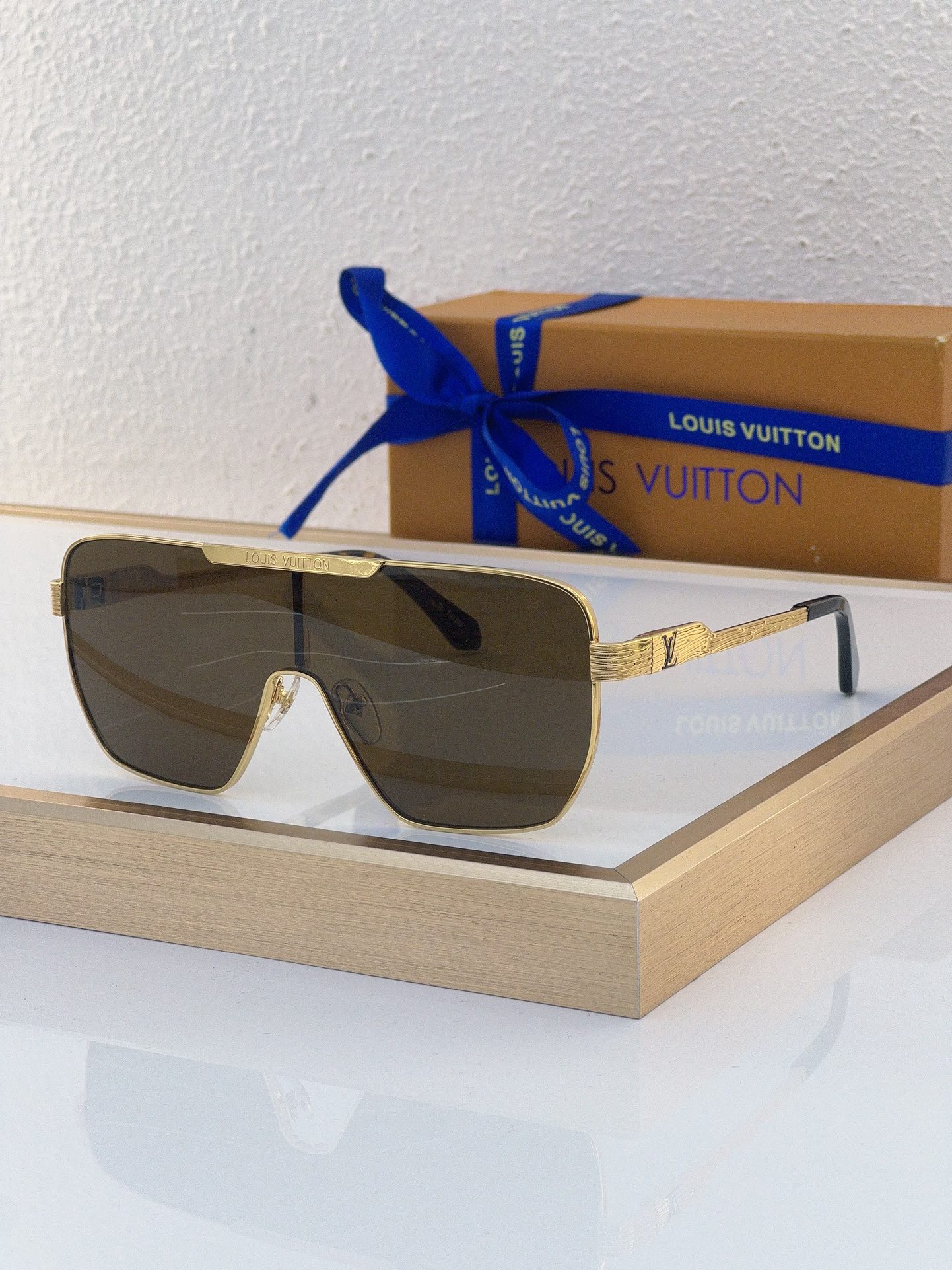 Louis Vuitton Shield - Shaped Aviator Sunglasses with Gold Metal Frame - Z1730E