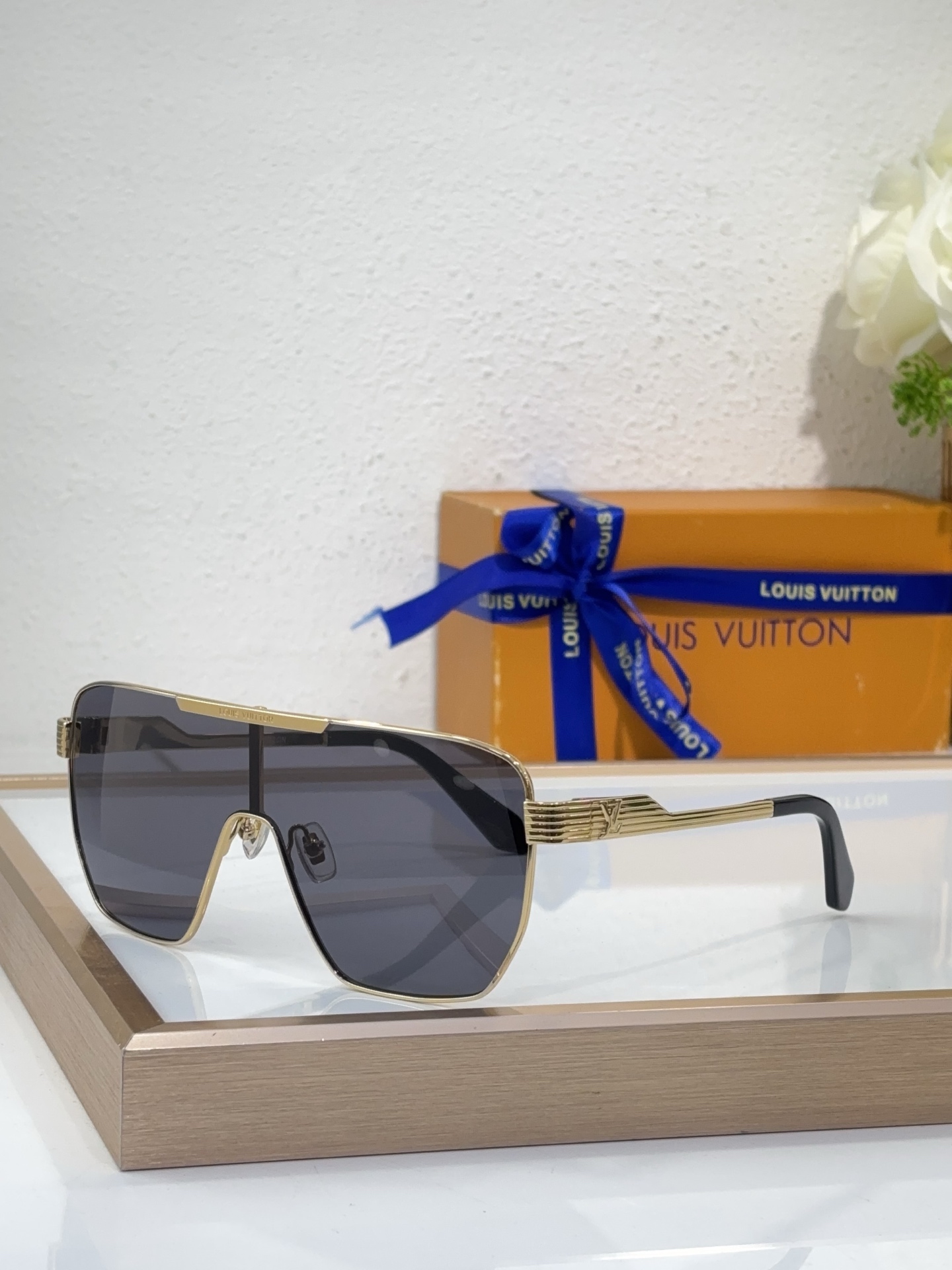 Louis Vuitton Shield - Shaped Aviator Sunglasses with Gold Metal Frame - Z1730E