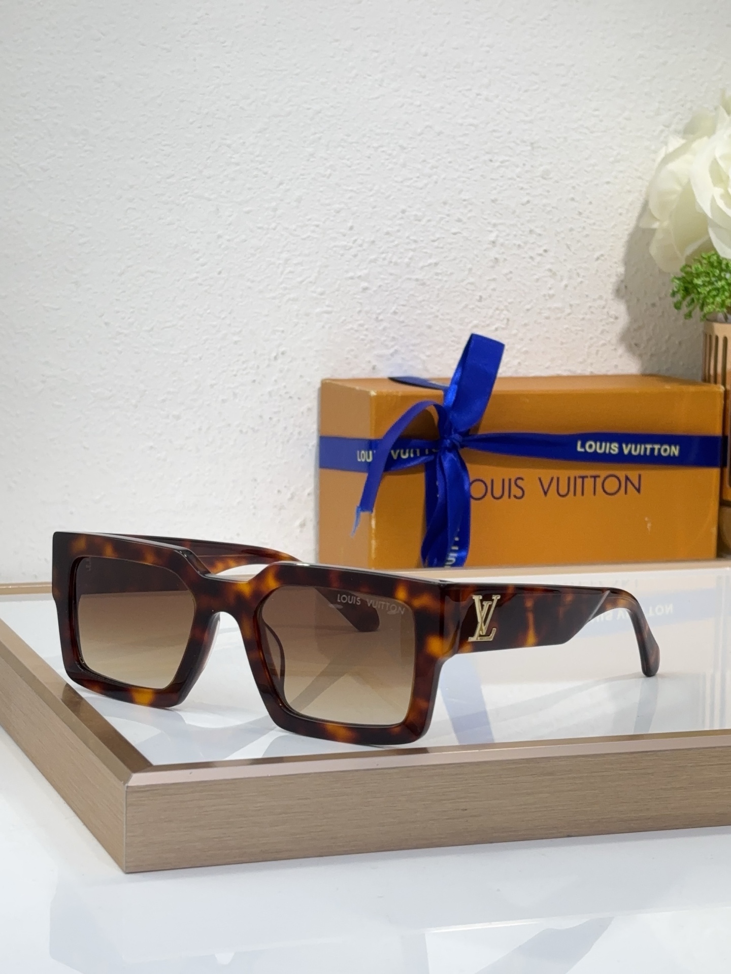 Louis Vuitton Square Tortoiseshell Sunglasses with Gold LV Logo - Z1729E