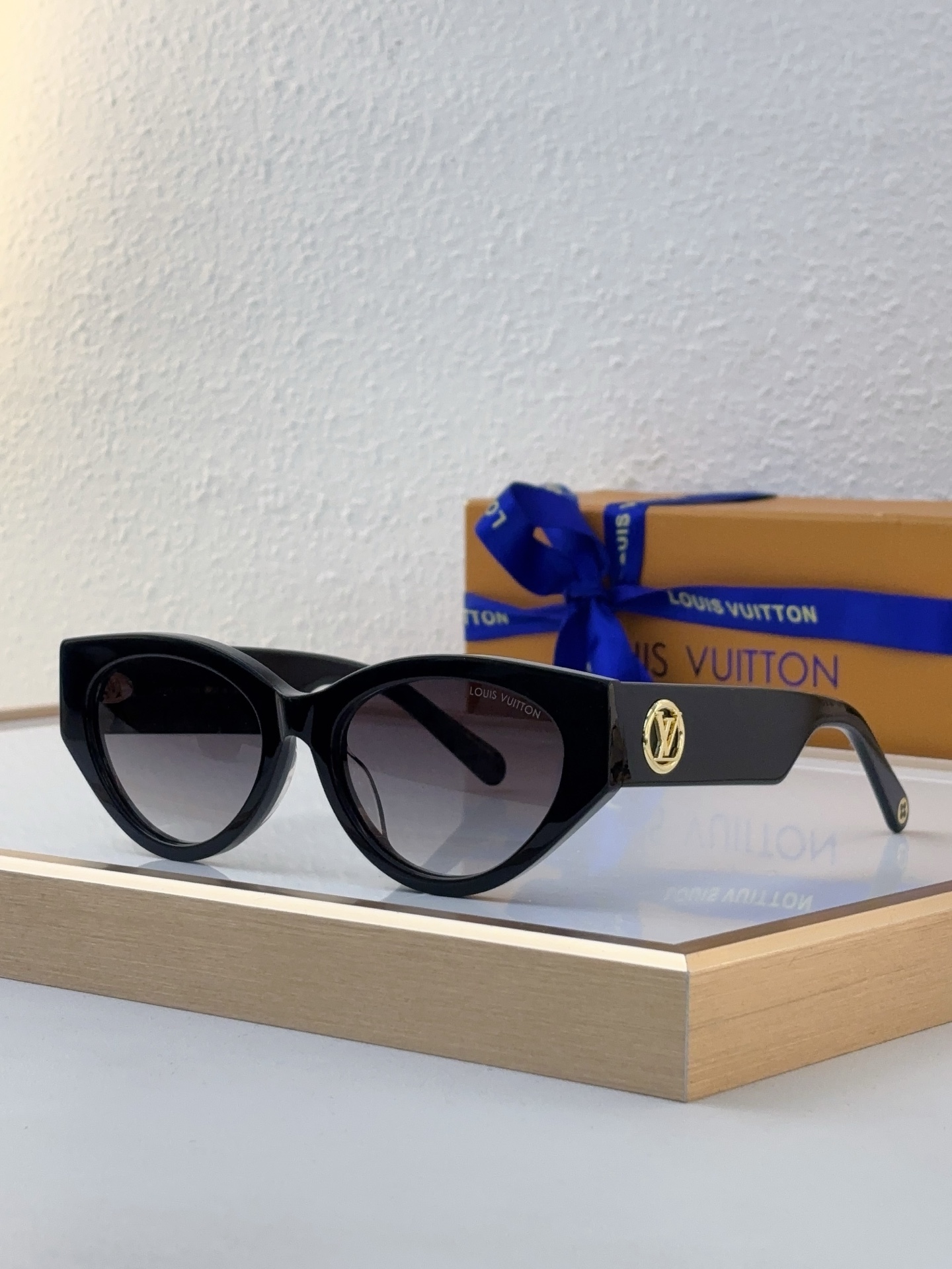 Louis Vuitton Z1704E Cat - Eye Acetate Sunglasses