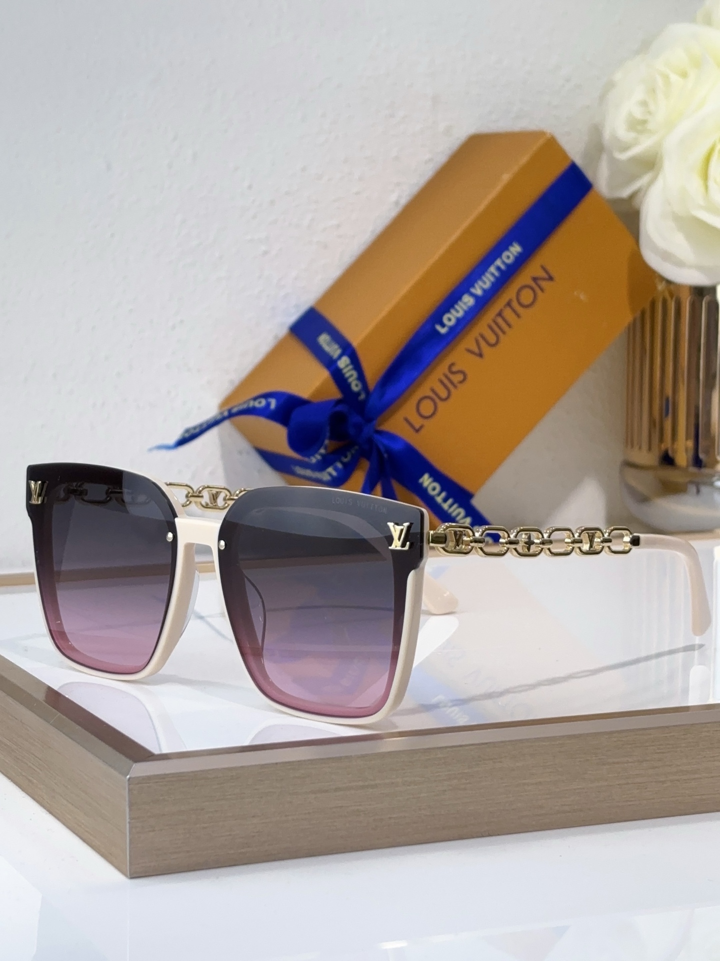 Louis Vuitton Z2620E Chain - Embellished Square Sunglasses