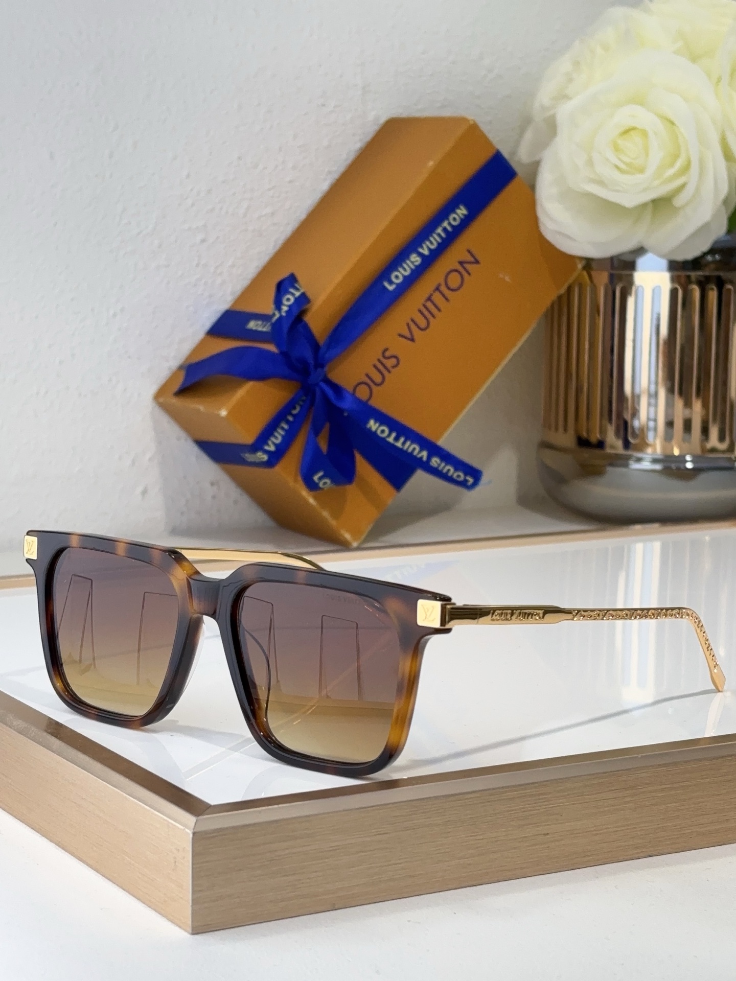 Louis Vuitton Square Gradient Sunglasses - Luxury Craftsmanship